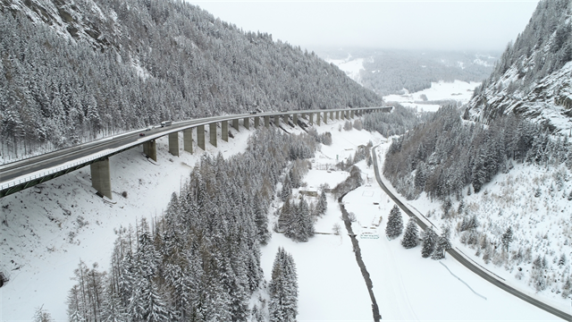 eine Brücke über einen schneebedeckten Berg
